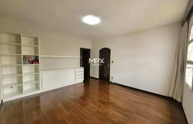 Imagem: A casa possui 4 Dormitórios, 2 Banheiros, 2 Vagas na garagem