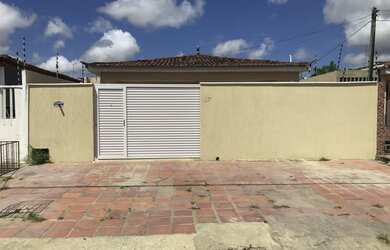 Imagem: A casa possui 3 Dormitórios, 2 Banheiros, 2 Vagas na garagem