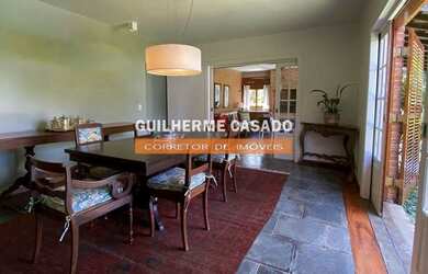 Imagem: A casa possui 4 Dormitórios, 5 Banheiros, 5 Vagas na garagem