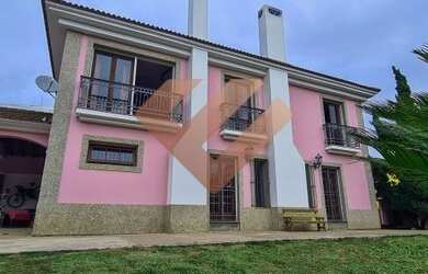 Imagem: A casa possui 3 Dormitórios, 5 Banheiros, 4 Vagas na garagem