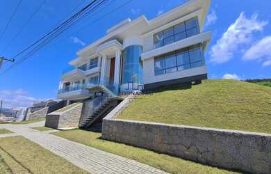 Imagem: A casa possui 4 Dormitórios, 4 Banheiros, 4 Vagas na garagem