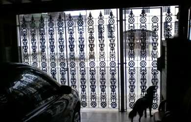 Imagem: A casa possui 2 Dormitórios, 1 Banheiro, 1 Vaga na garagem