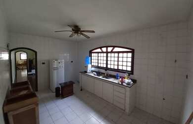 Imagem: A casa possui 3 Dormitórios, 2 Banheiros e 200m² de Área