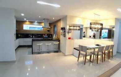 Imagem: A casa em condomínio possui 5 Dormitórios, 4 Banheiros, 2