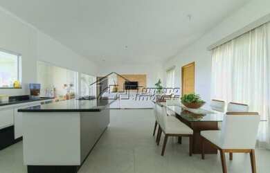 Imagem: A casa em condomínio possui 4 Dormitórios, 4 Banheiros, 4