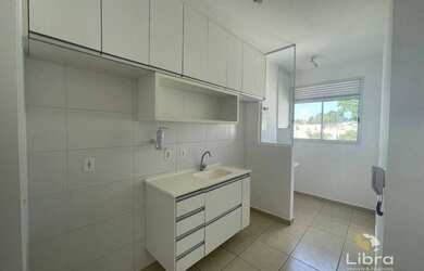 Imagem: O apartamento possui 2 Dormitórios, 1 Banheiro, 1 Vaga na garagem