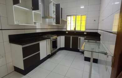 Imagem: A casa possui 2 Dormitórios, 1 Banheiro, 2 Vagas na garagem