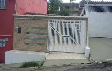 Imagem: A casa possui 3 Dormitórios, 2 Banheiros, 2 Vagas na garagem