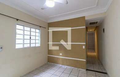 Imagem: A casa possui 2 Dormitórios, 1 Banheiro, 1 Vaga na garagem