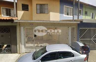 Imagem: A casa possui 3 Dormitórios, 1 Banheiro, 2 Vagas na garagem