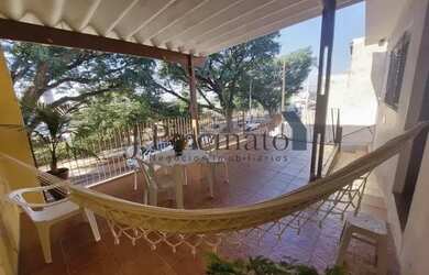 Imagem: A casa possui 2 Dormitórios, 1 Banheiro, 2 Vagas na garagem