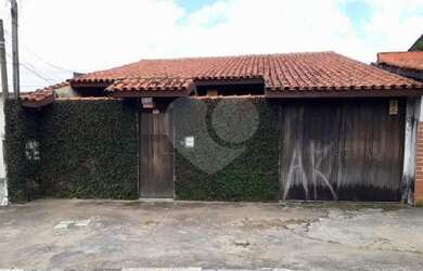 Imagem: A casa possui 3 Dormitórios, 2 Banheiros, 2 Vagas na garagem