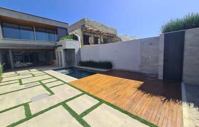 Imagem: A casa em condomínio possui 5 Dormitórios, 5 Banheiros, 3