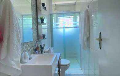 Imagem: O apartamento possui 2 Dormitórios, 1 Banheiro, 1 Vaga na garagem