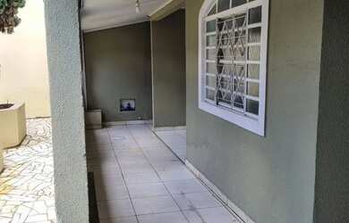 Imagem: A casa possui 2 Dormitórios, 1 Banheiro, 2 Vagas na garagem