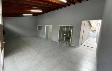 Imagem: A casa possui 3 Dormitórios, 3 Banheiros, 3 Vagas na garagem