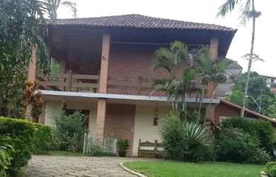 Imagem: A casa possui 4 Dormitórios e 5 Vagas na garagem e está localizado