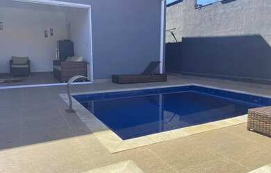 Imagem: A casa possui 3 Dormitórios, 3 Banheiros, 3 Vagas na garagem