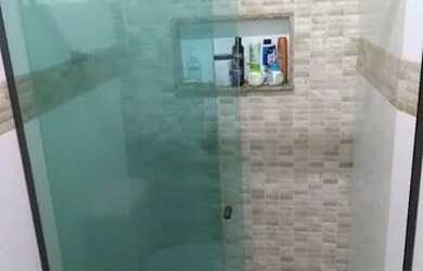 Imagem: A casa possui 3 Dormitórios, 2 Banheiros e 2 Vagas na garagem