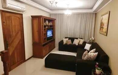 Imagem: A casa possui 4 Dormitórios, 3 Banheiros, 2 Vagas na garagem