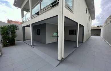 Imagem: A casa possui 4 Dormitórios, 4 Banheiros, 3 Vagas na garagem