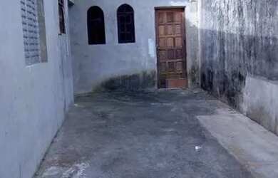 Imagem: A casa possui 2 Dormitórios, 1 Banheiro, 1 Vaga na garagem