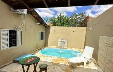 Imagem: A casa possui 3 Dormitórios, 2 Banheiros, 2 Vagas na garagem