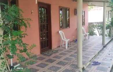 Imagem: A casa possui 3 Dormitórios, 2 Banheiros, 1 Vaga na garagem