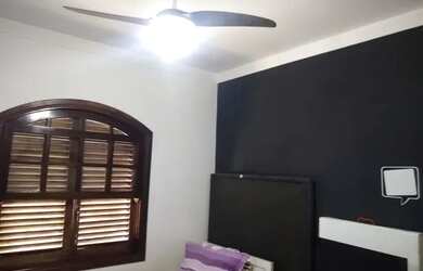 Imagem: A casa possui 4 Dormitórios, 2 Banheiros, 2 Vagas na garagem