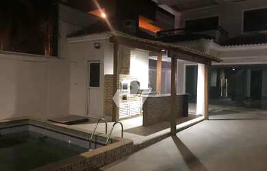 Imagem: A casa em condomínio possui 5 Dormitórios, 5 Banheiros, 3