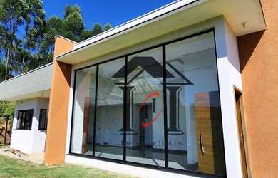 Imagem: A casa possui 3 Dormitórios, 1 Banheiro, 2 Vagas na garagem