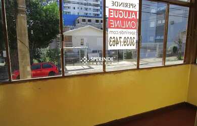 Imagem: A casa possui 3 Dormitórios, 1 Banheiro, 1 Vaga na garagem