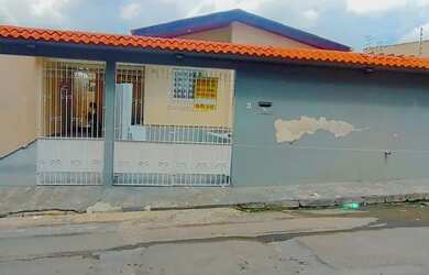 Imagem: A casa possui 3 Dormitórios, 2 Banheiros, 2 Vagas na garagem