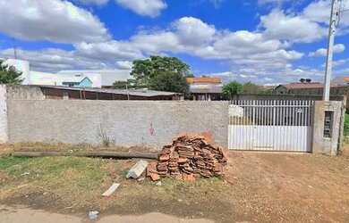 Imagem: A casa possui 4 Dormitórios, 4 Banheiros, 5 Vagas na garagem