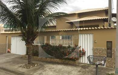 Imagem: A casa possui 3 Dormitórios, 2 Banheiros, 2 Vagas na garagem