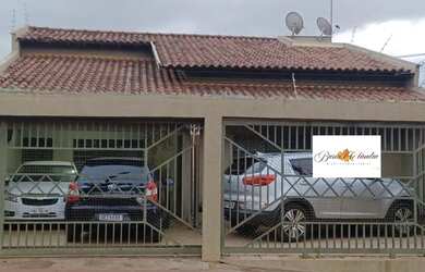 Imagem: A casa possui 3 Dormitórios, 2 Banheiros, 3 Vagas na garagem