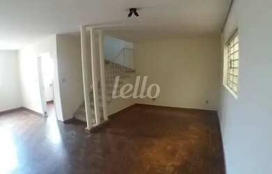 Imagem: A casa possui 3 Dormitórios, 1 Banheiro, 2 Vagas na garagem