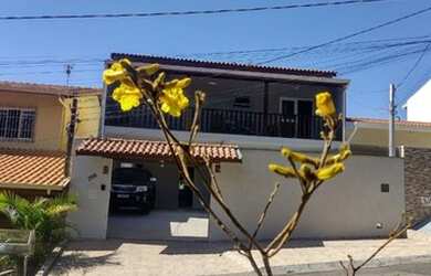 Imagem: A casa possui 4 Dormitórios, 3 Banheiros, 2 Vagas na garagem