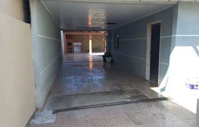 Imagem: A casa possui 3 Dormitórios, 2 Banheiros, 4 Vagas na garagem