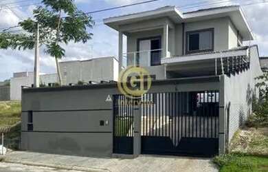 Imagem: A casa possui 3 Dormitórios, 2 Banheiros, 4 Vagas na garagem