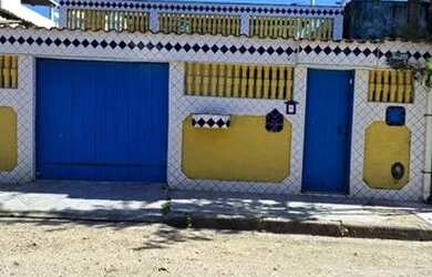 Imagem: A casa possui 3 Dormitórios, 2 Banheiros, 2 Vagas na garagem