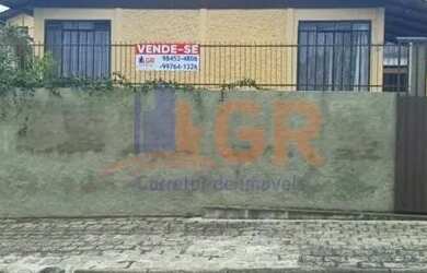 Imagem: A casa possui 3 Dormitórios, 1 Banheiro, 5 Vagas na garagem