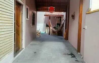 Imagem: A casa possui 3 Dormitórios, 2 Banheiros, 2 Vagas na garagem