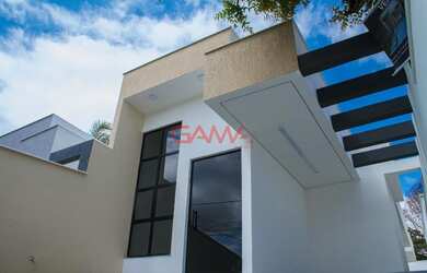 Imagem: A casa possui 3 Dormitórios, 2 Banheiros, 2 Vagas na garagem