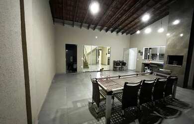 Imagem: A casa possui 3 Dormitórios, 3 Banheiros, 4 Vagas na garagem