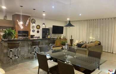 Imagem: A casa possui 4 Dormitórios, 5 Banheiros, 4 Vagas na garagem