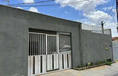 Imagem: A casa possui 3 Dormitórios, 2 Banheiros, 2 Vagas na garagem