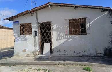 Imagem: A casa possui 3 Dormitórios, 1 Banheiro, 1 Vaga na garagem