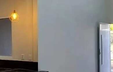 Imagem: A casa possui 3 Dormitórios, 2 Banheiros, 2 Vagas na garagem