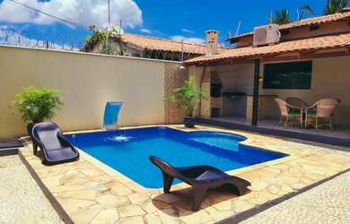 Imagem: A casa possui 3 Dormitórios, 2 Banheiros, 2 Vagas na garagem